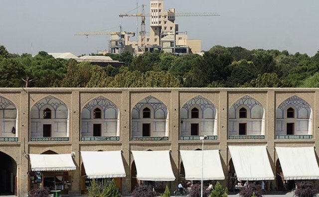 معمار، گمشده در شهر بی‌چهره؛ معماری امروز ایران در آینه نقد سه نسل