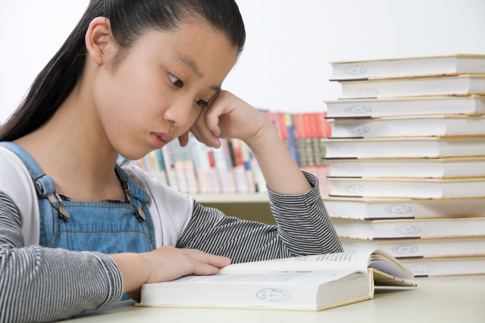 Girl-reading-book_10_12-700x466 روش های یادگیری سریع
