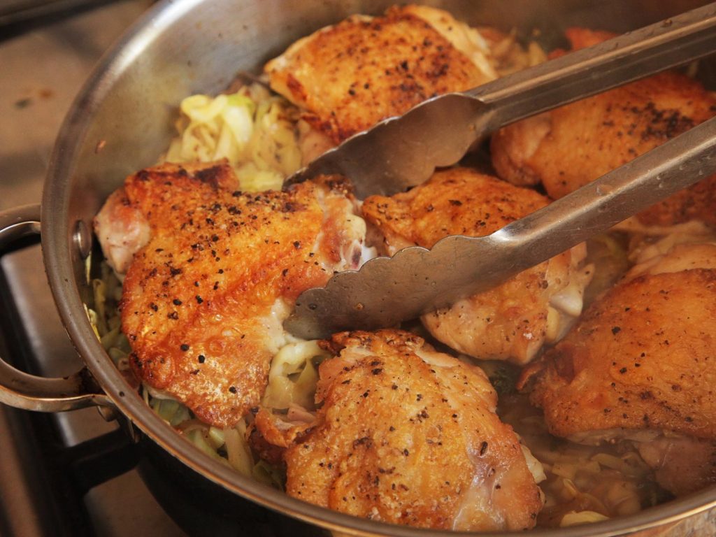 20151218-braised-chicken-thigh-cabbage-pancetta-recipe-kenji-12-1024x768 نحوه پختن مرغ