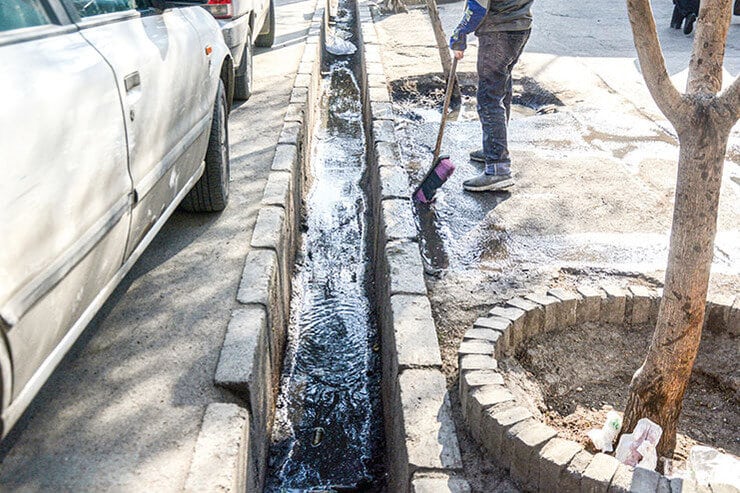فاضلاب را در جوی آب خیابان رها میکنند فاضلاب را در جوی آب خیابان رها میکنند
