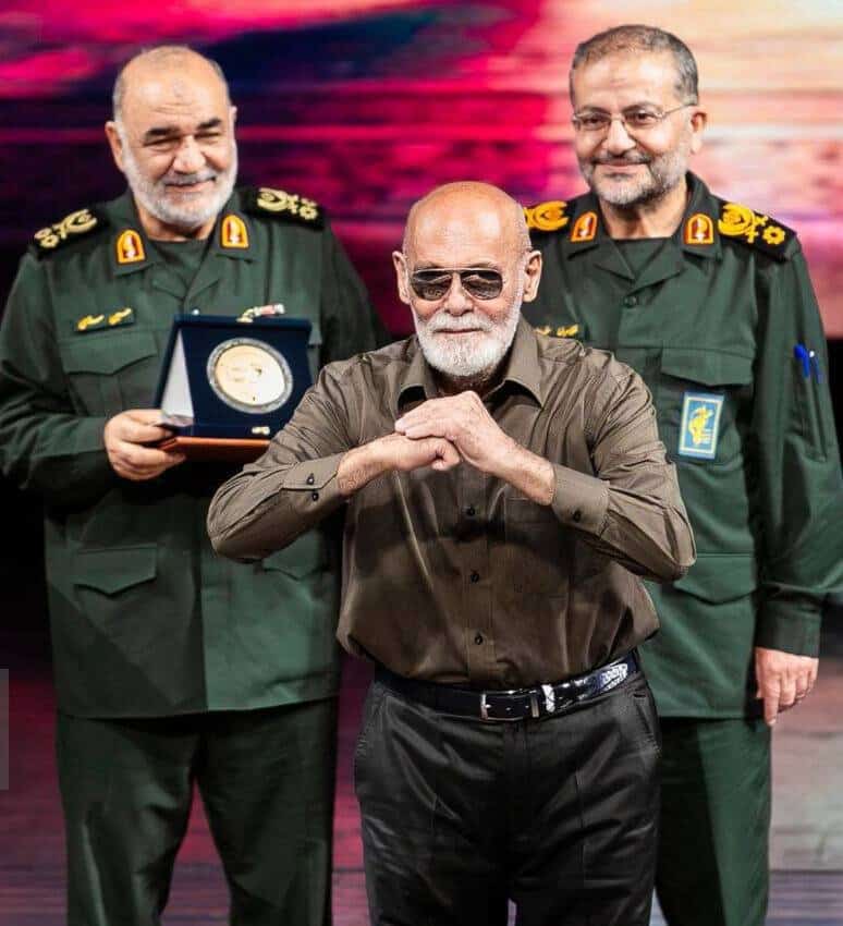 ژست ویژه جمشید هاشمپور کنار فرمانده سپاه وایرال شد! +عکس ژست ویژه جمشید هاشمپور کنار فرمانده سپاه وایرال شد! +عکس