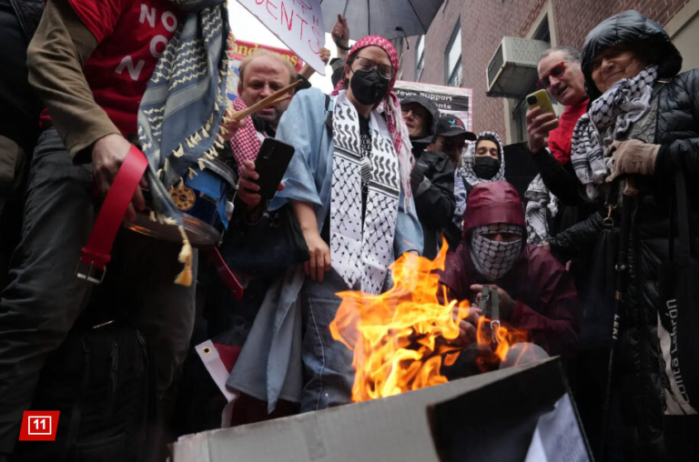 فارغ‌التحصیلان این دانشگاه مدارک خود را در خیابان آتش زدند! +ویدیو