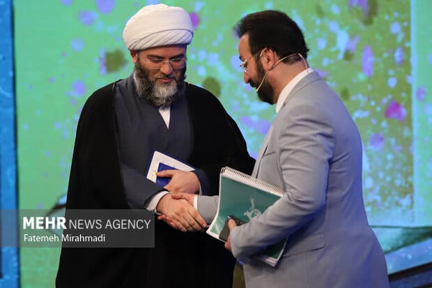 اختتامیه پویش «زندگی با آیه ها» برگزار شد اختتامیه پویش «زندگی با آیه ها» برگزار شد