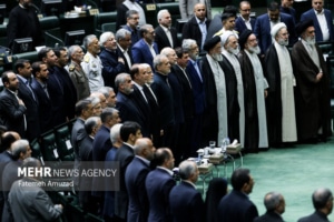 هارداسان‌گویی مجلس برای رئیسی؛ صحنِ پُر اشک و آه برای پاسداشت شهدا