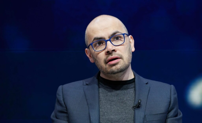 مدیرعامل گوگل دیپ‌مایند: جامعه هنوز برای هوش جامع مصنوعی آماده نیست