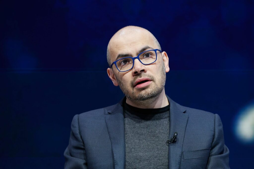 مدیرعامل گوگل دیپمایند: جامعه هنوز برای هوش جامع مصنوعی آماده نیست