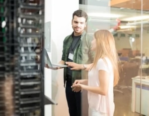 بررسی تخصصی مزایای استفاده از نسخه‌های اورجینال Windows Server (ویندوز سرور 2022 و 2025) برای کسب‌وکارها و زیرساخت‌های IT