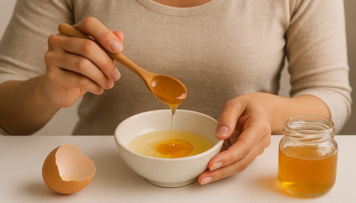 ترکیب عسل طبیعی و سفیده تخم مرغ برای ساخت ماسک
