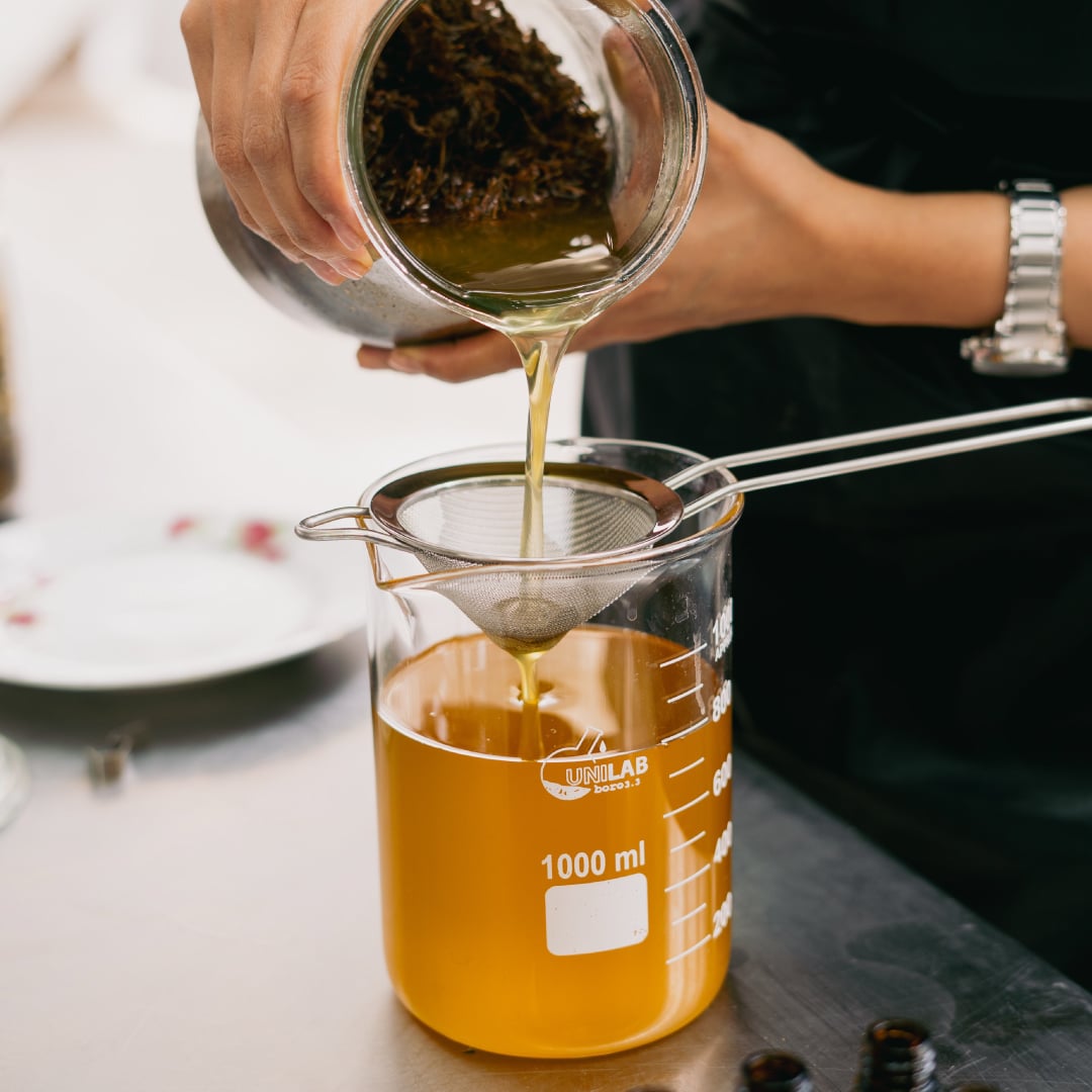روغن گل مغربی در بطری شیشه‌ای