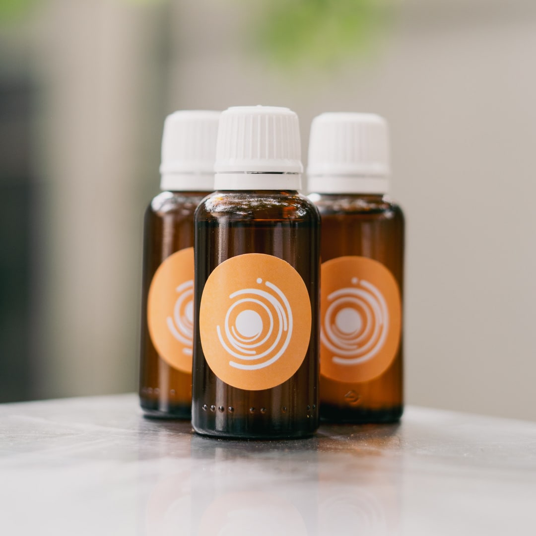 گل مغربی و بطری روغن گیاهی