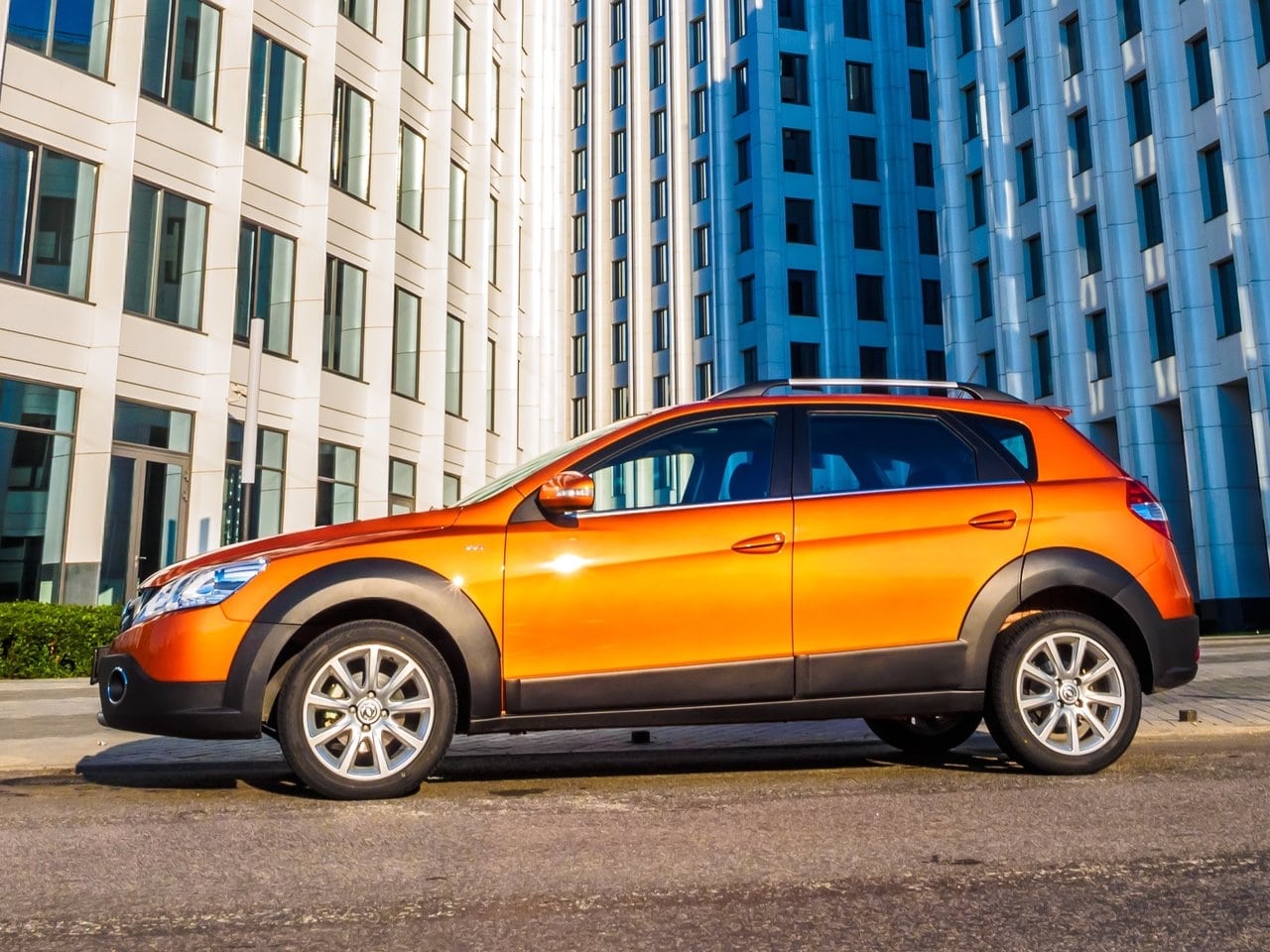 نمای جانبی از خودرو اچ سی کراس