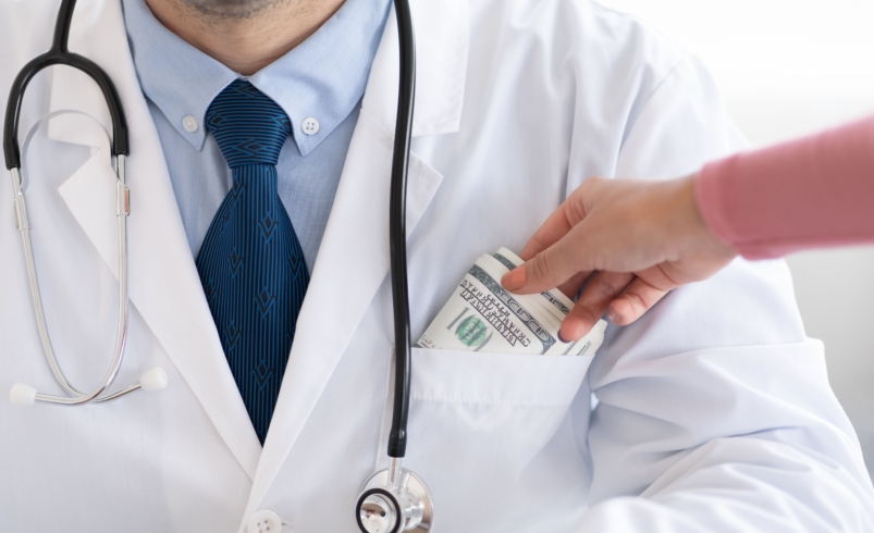 نماینده مجلس: برخی پزشکان به دریافت زیرمیزی عادت کرده اند