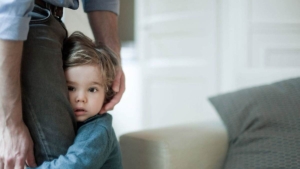 اخبار ناگوار با روان کودک چه می‌کند؟