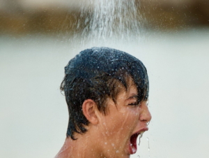 دوش آب سرد، کودک تب‌دار را وارد شوک می‌کند