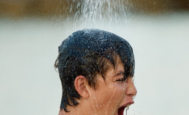 دوش آب سرد، کودک تب‌دار را وارد شوک می‌کند